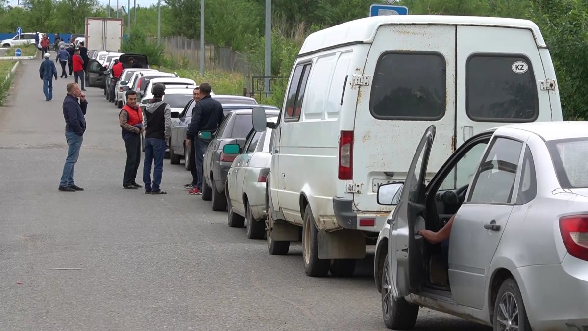 Оралдықтар көлігін заңдастыру үшін мамандандырылған халыққа қызмет көрсету орталығында түнеуге мәжбүр