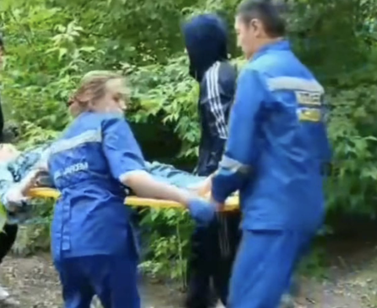 Карагандинка впала в кому после падения из окна