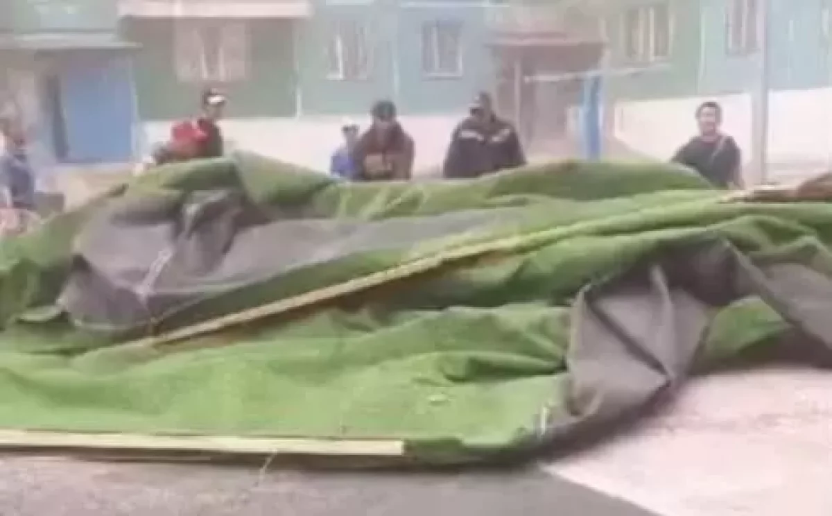 Қарағандыда жел кезінде ойын алаңы балалармен бірге ұшып кеткен