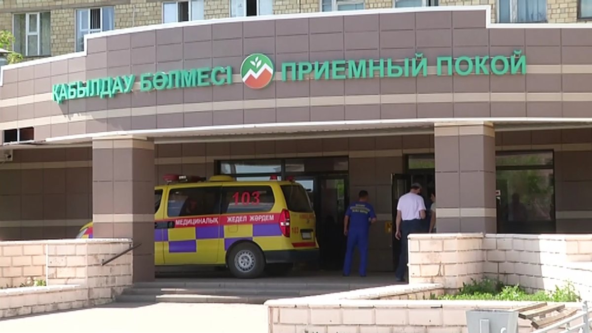 Карагандинка выпала с балкона: полиция разыскивает парня, который был с ней