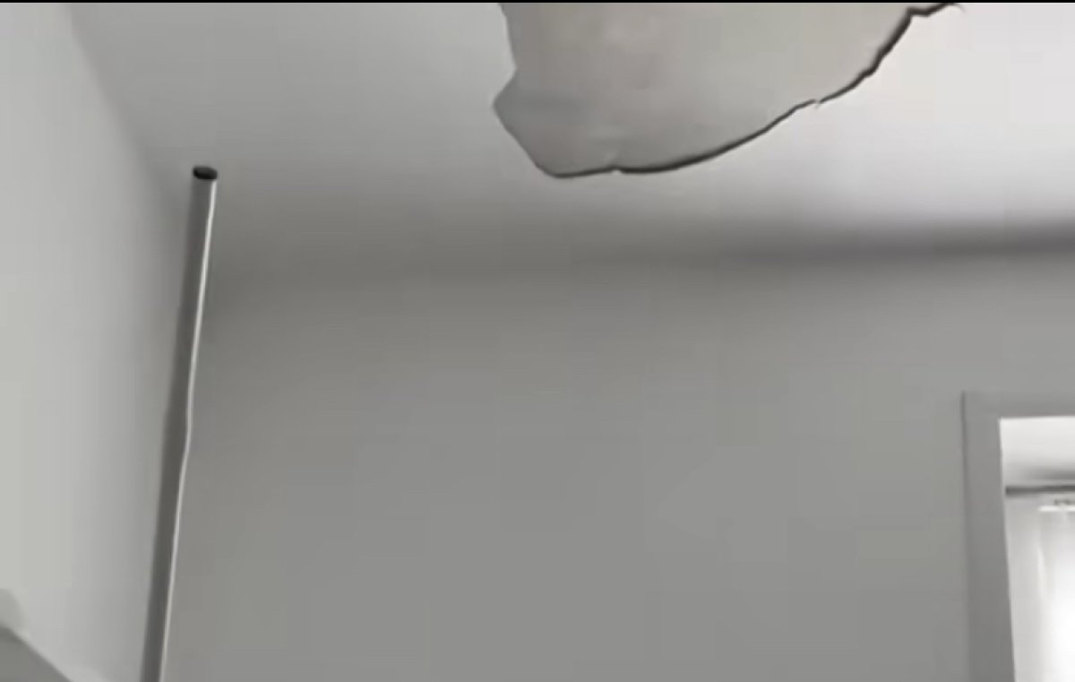 Потолок обвалился в детской больнице Костаная