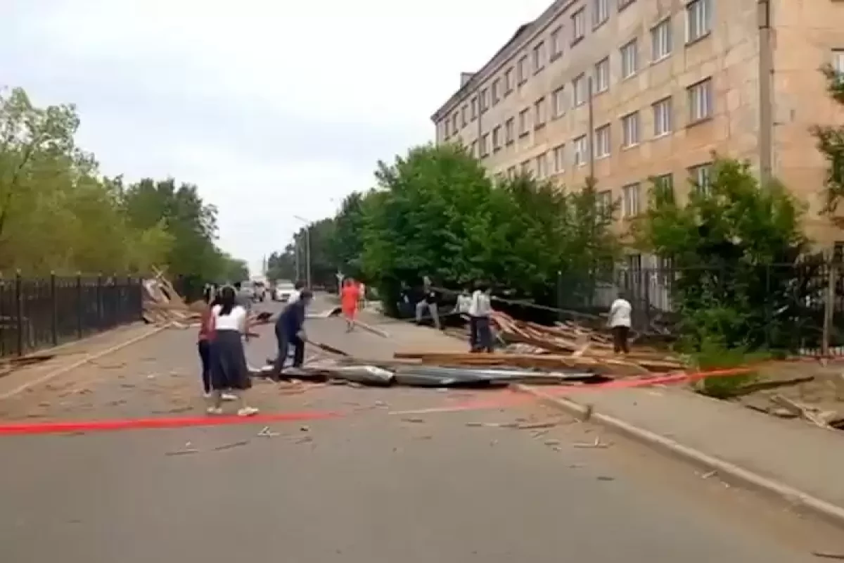 Жезқазғандағы музыкалық колледждің шатырын жел жұлып әкетті
