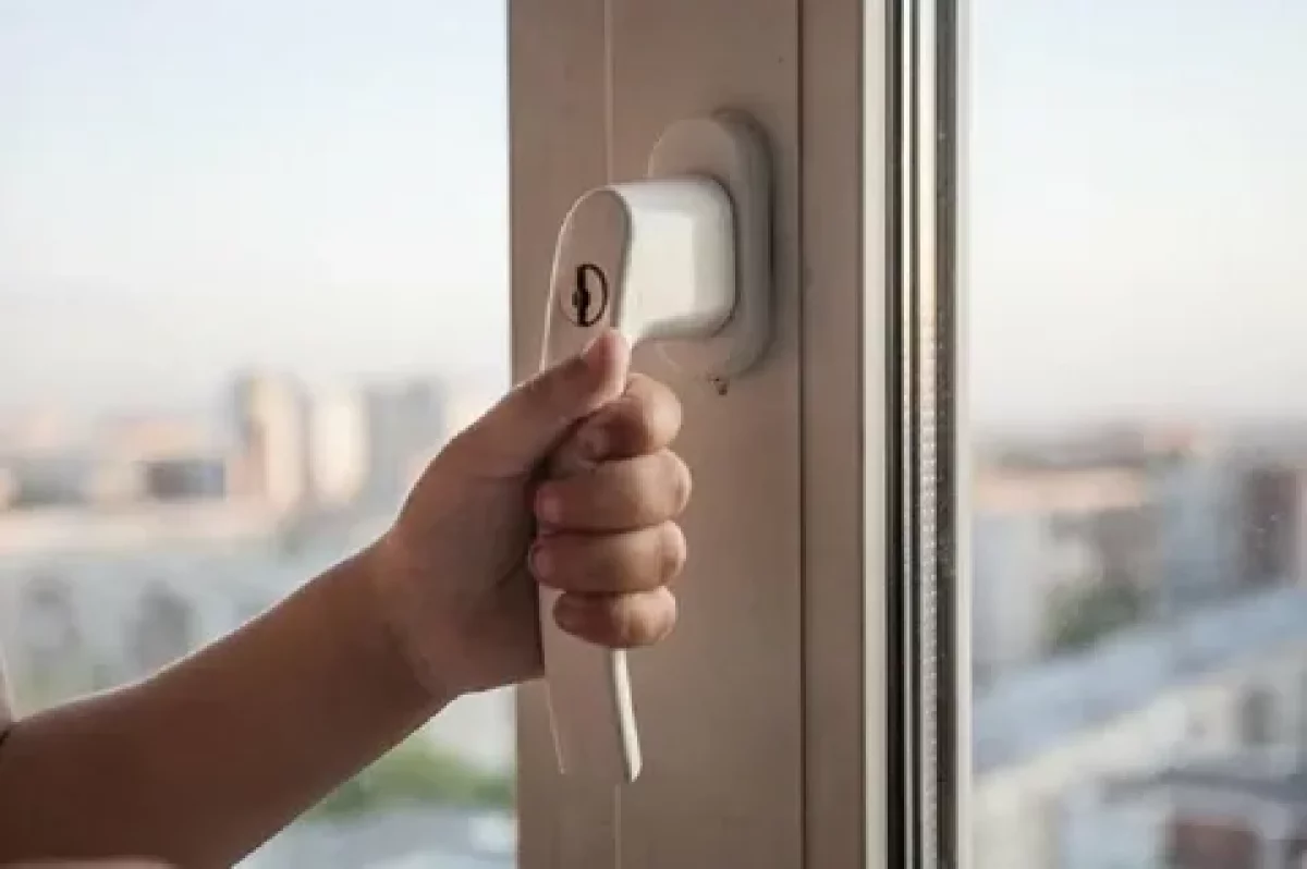 Шымкентте көпқабатты үйдің терезесінен 6 жасар бала құлап кетті