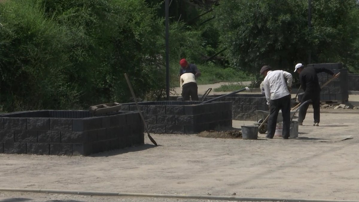 Скандал вокруг строительства детской площадки под высоковольтными линиями разразился в Алматы