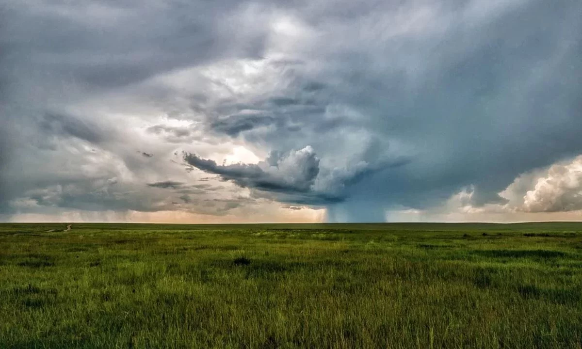 "Найзағай ойнап, екпінді жел соғады": "Қазгидромет" алдағы үш күнге арналған ауа райы болжамын жасады