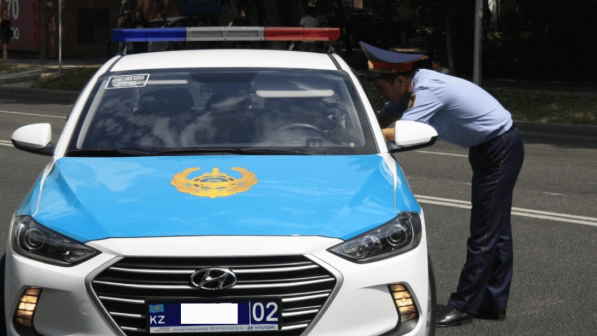 Брали взятки с водителей даже без нарушения ПДД: алматинских полицейских отправят под суд