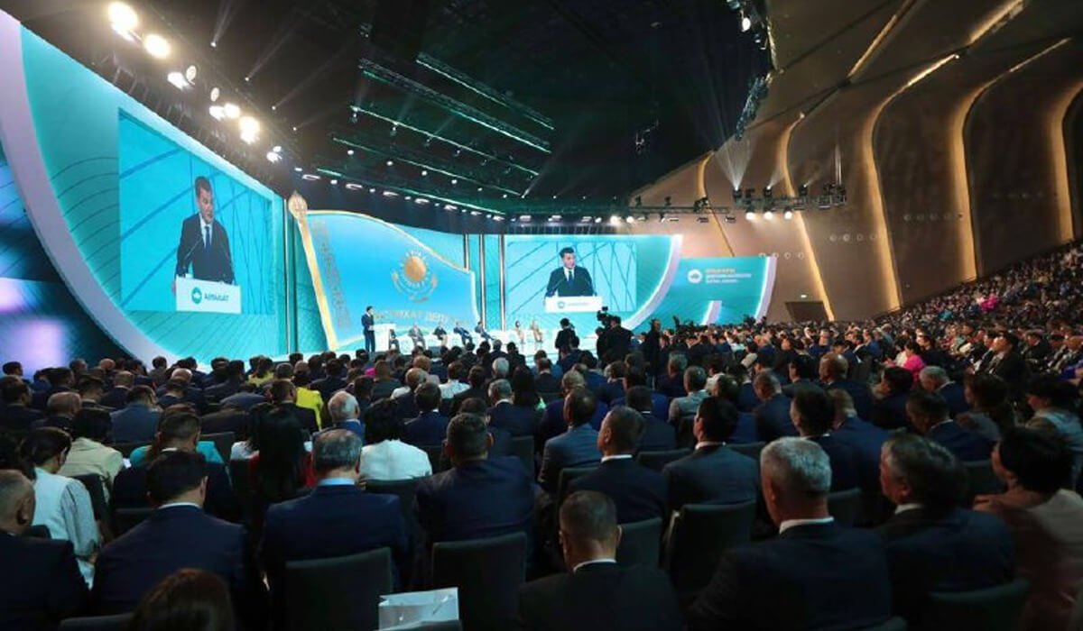 Жалпыұлттық мәселелерде партия мен идеологияға бөлінбеу керек – Ерлан Қарин