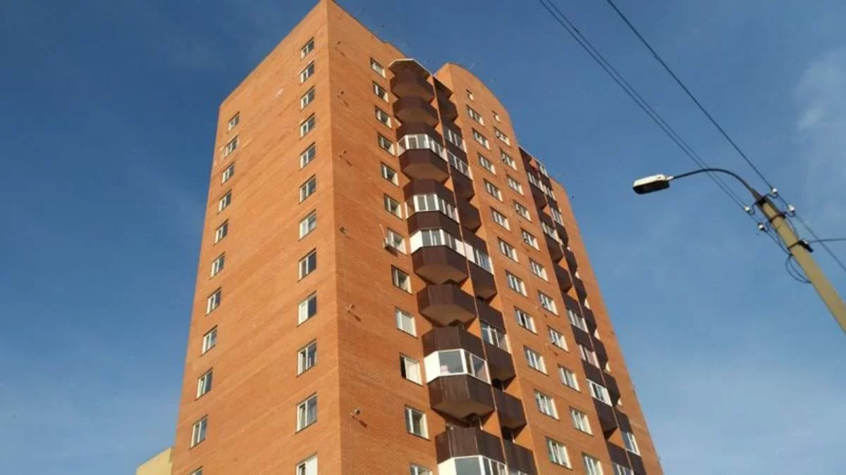 "Сабақта мазасы кетіп отырған": Куәгерлер Петропавлдағы қыздың жоғары қабаттан секіруіне не әсер еткенін болжады