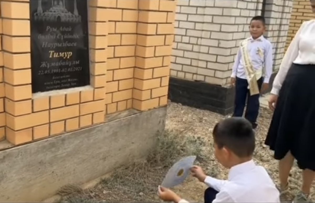 Школьник на могиле отца растрогал и разгневал Казнет