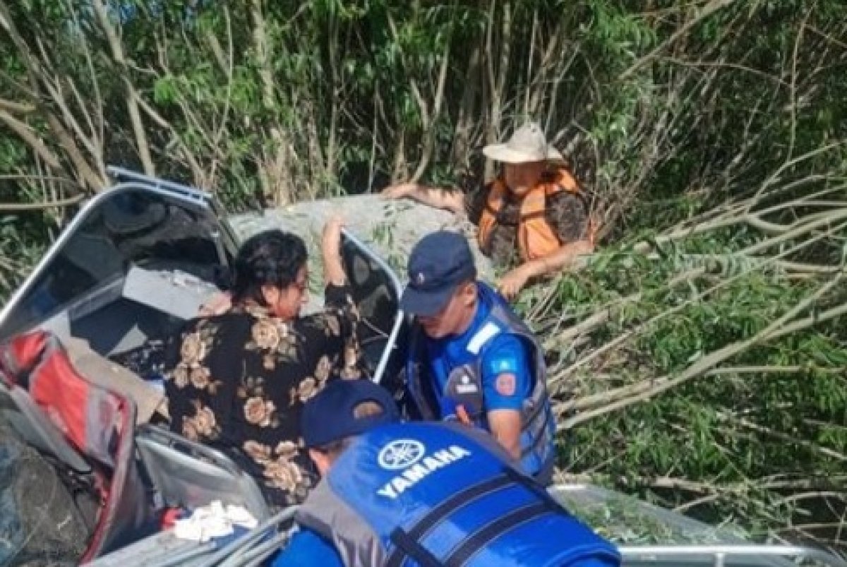 Лодка влетела в заросли на берегу в Аксу: есть пострадавшие