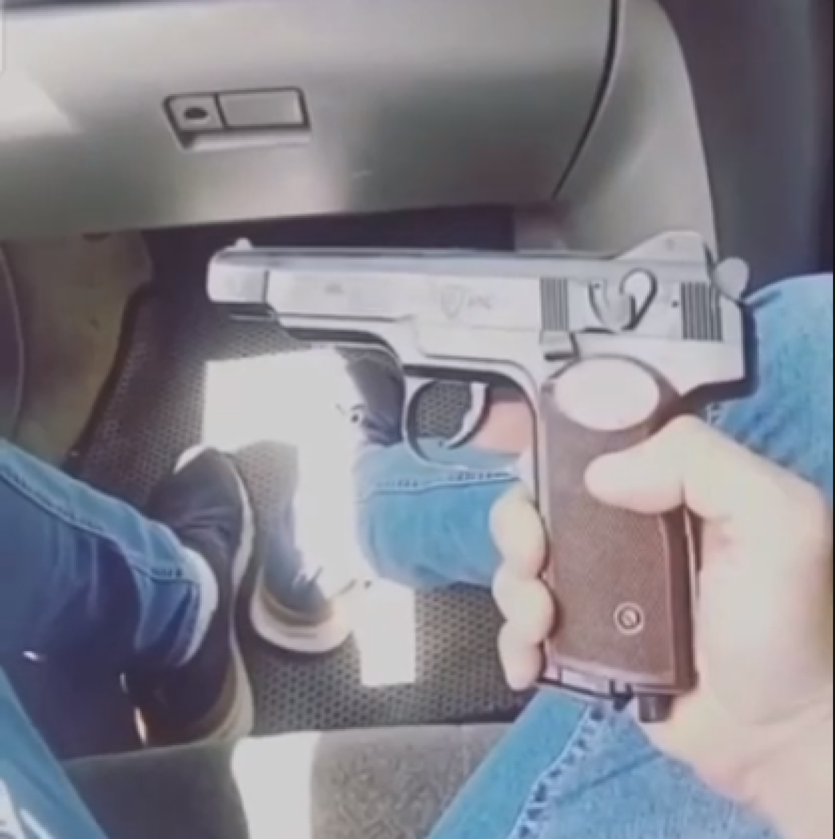 Житель Павлодара "рекламировал" оружие в Instagram