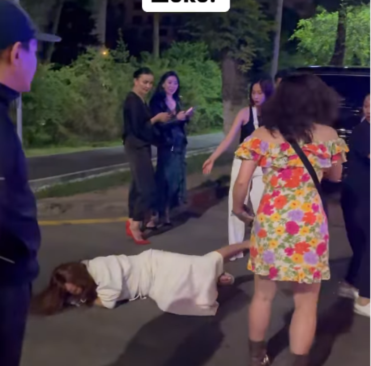 Толкнул и обматерил: иностранка пострадала от действий полицейского в Алматы