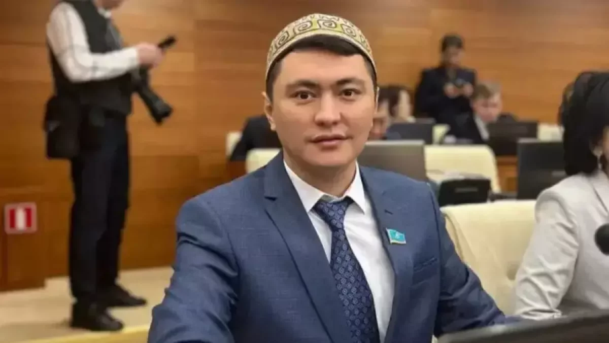 "Әкем - күзетші, анам - жұмыссыз". Депутат Дәулет Мұқаев ата-анасы жайлы айтты