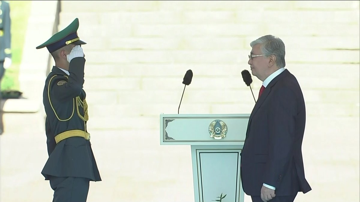 "Никому не позволим посягать на наши священные ценности": Токаев на церемонии поднятия Государственного флага