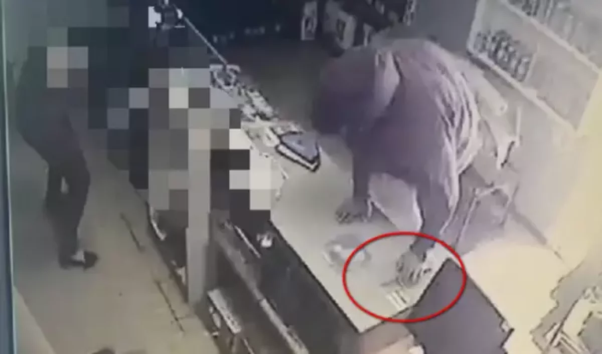 Ақтөбеде ер адам тапа-тал түсте дүкенге шабуыл жасады