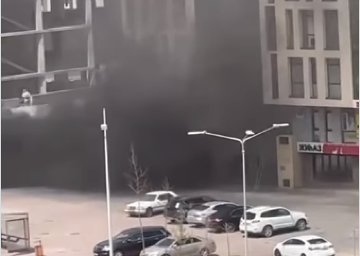 Жилой комплекс загорелся в Астане