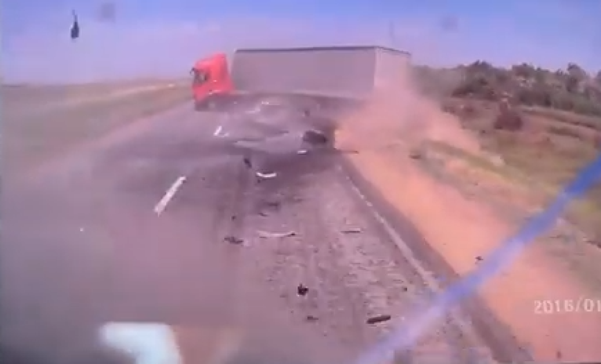 Момент ДТП с фурами в Акмолинской области попал на видео