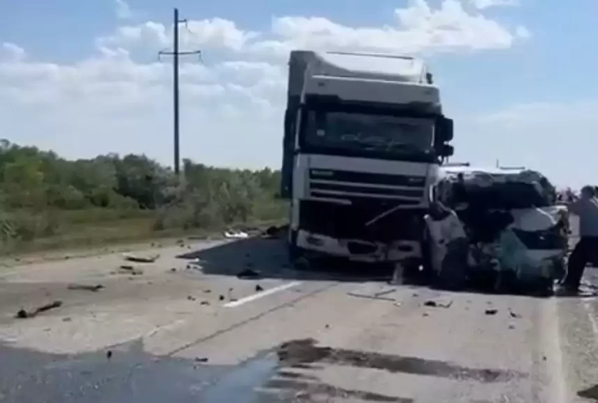 Қостанай облысында минивэн екі жүк көлігімен соқтығысып, 2 адам қаза тапты
