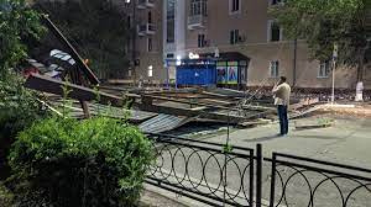 Крышу пятиэтажки снесло ветром в Балхаше: врачи рассказали о состоянии пострадавшего