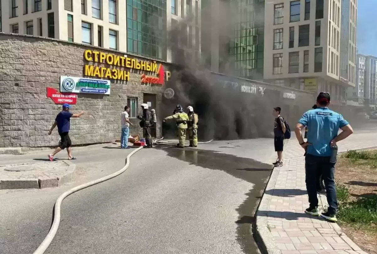 Астанада паркингтегі өрттен 3 адам ауруханаға түсіп, 6 көлік жанып кетті