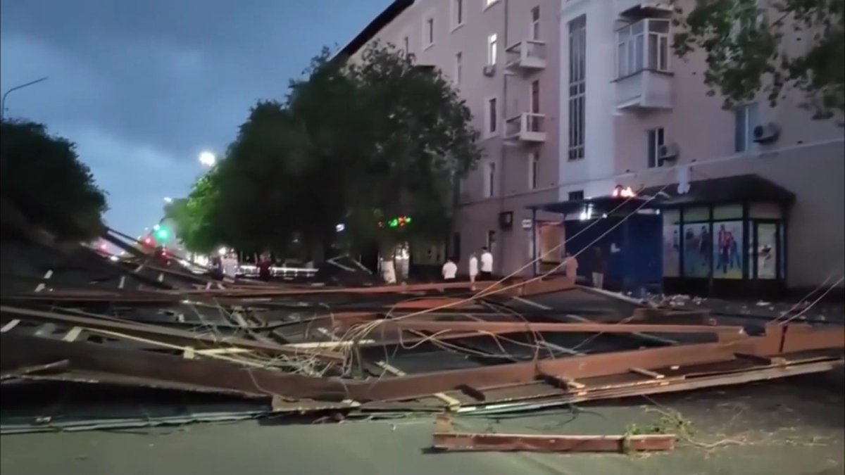 Балқаш қаласында қатты дауыл салдарынан үйлердің шатырлары ұшып, бір адам жарақаттанды