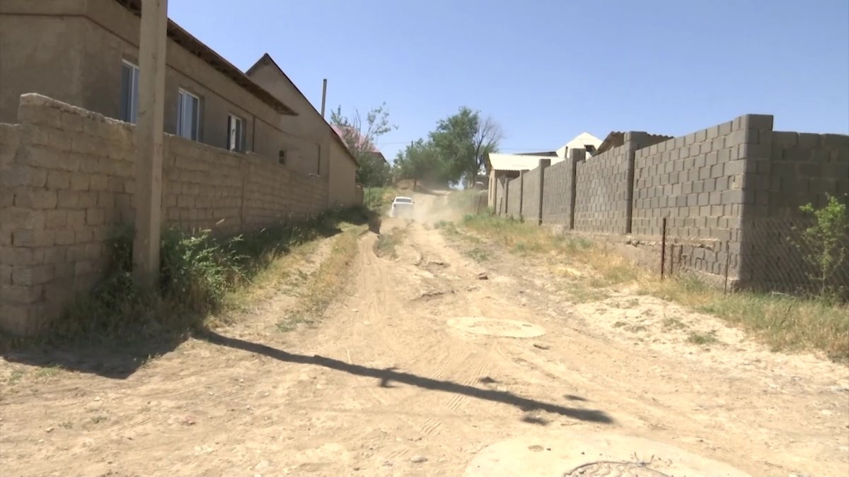 "Алақандай жол жылда жөндеусіз қалып қоя береді" - тұрғын