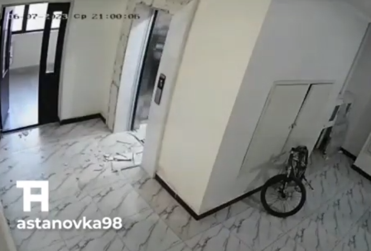 На подростка едва не упала обшивка лифта в Астане