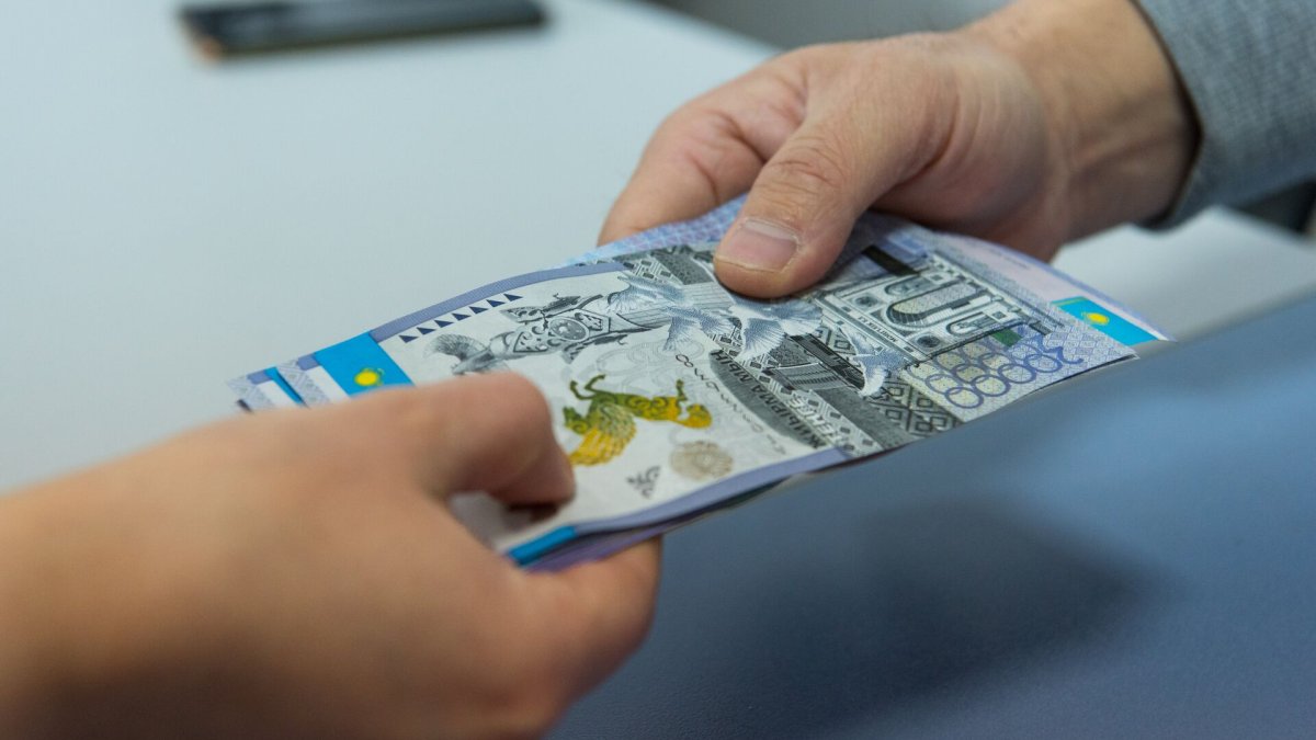 Полицейский помогал дать взятку судьям через экс-сотрудника прокуратуры