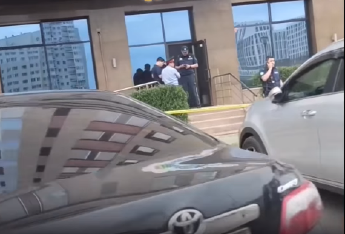 Женщина с ребенком выпали из окна 12 этажа в Астане