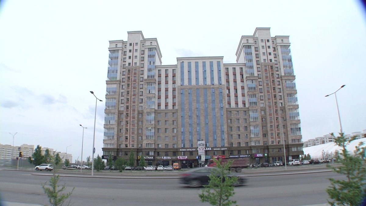 Астанада әйел баласымен 12-қабаттың терезесінен құлап кетті