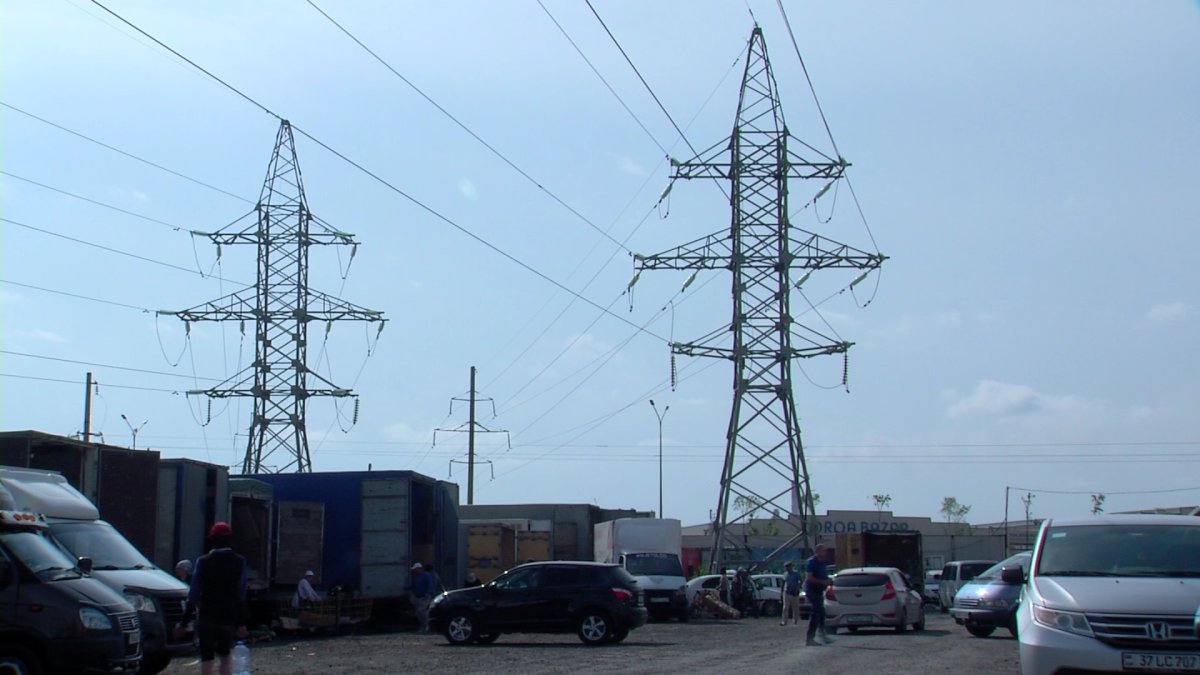 Елордадағы ірі базардың бірі жоғары кернеулі электр желісінің астында тұр