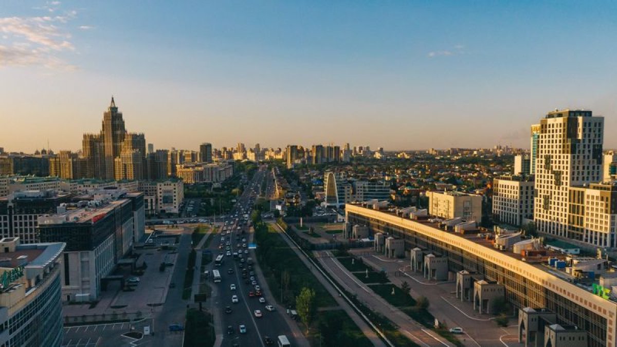 Убогие улицы с безвкусными, кричащими фасадами, грязь повсюду: Токаев раскритиковал архитектурный облик Астаны