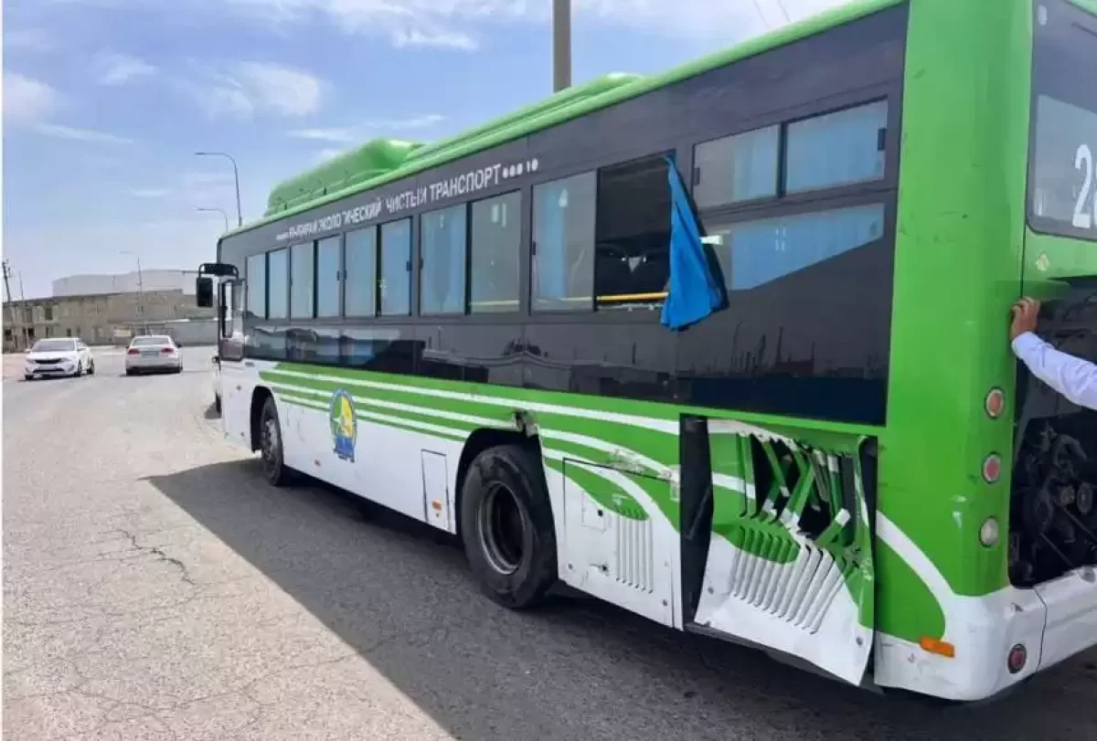 Атырауда жүк пойызы мен автобус соқтығысты