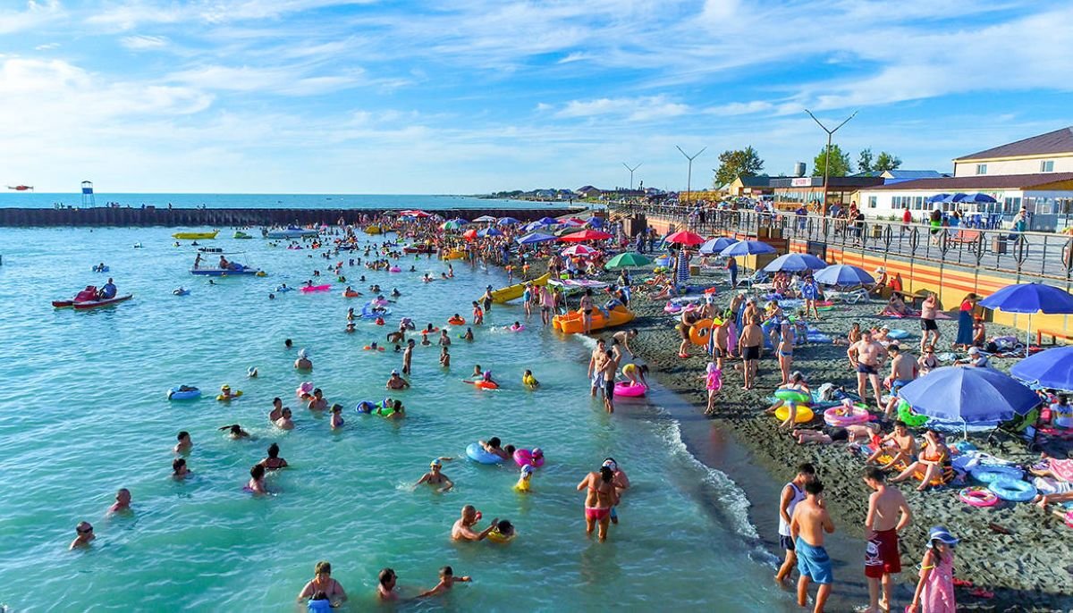 Алаколь задыхается от "туристского" мусора: ежедневно с курорта вывозят 10 тонн отходов