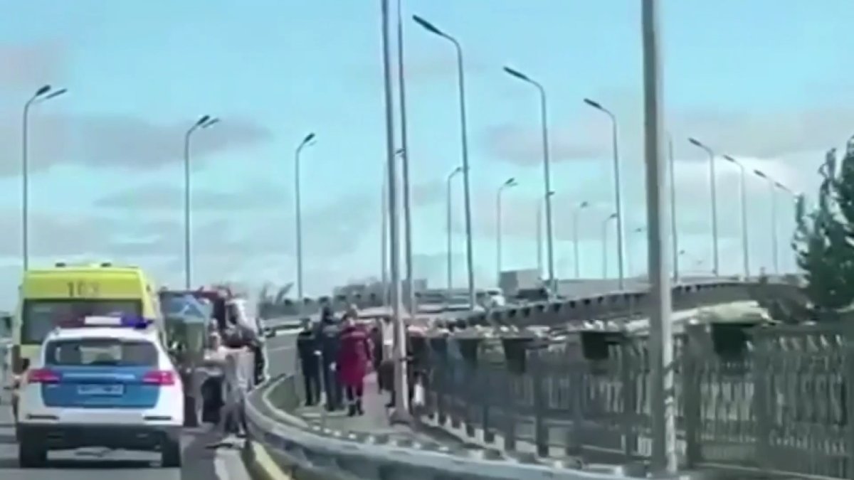 На мосту сбили насмерть сотрудника коммунальной службы Уральска