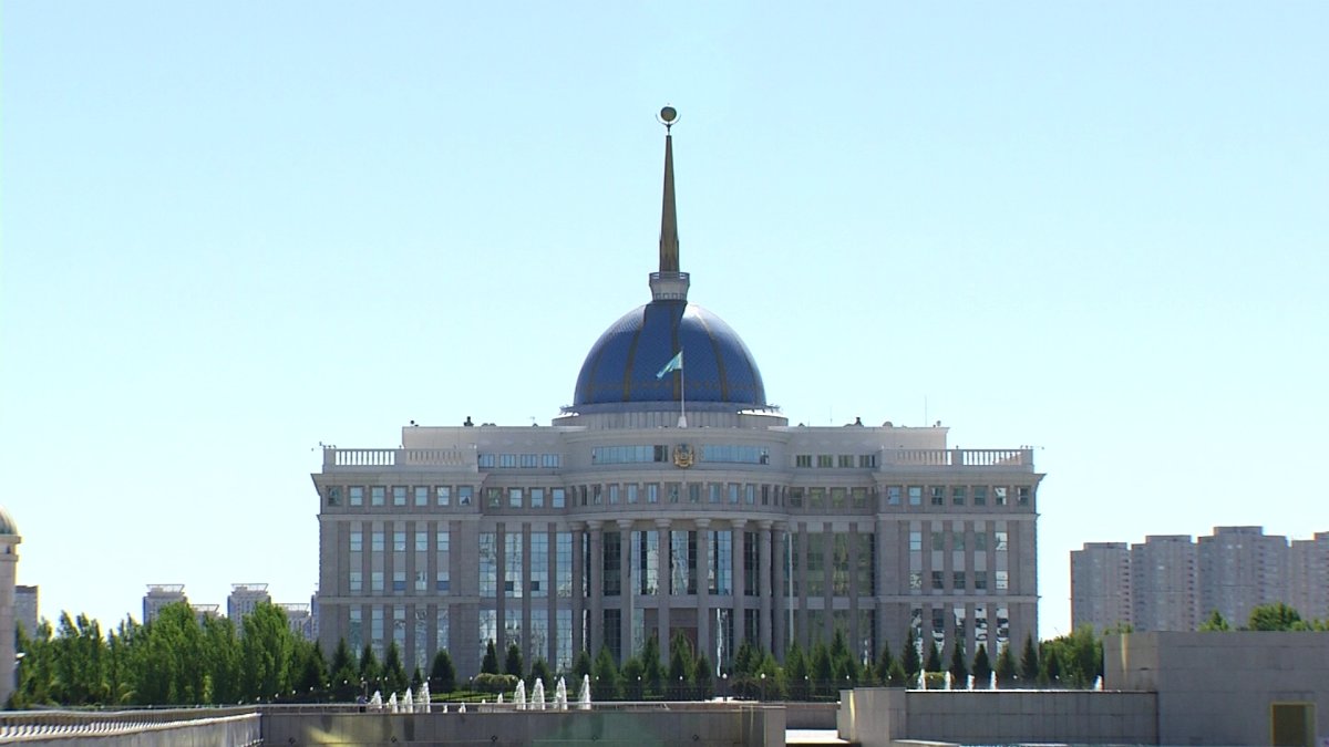 Токаев подписал закон о возврате активов в страну: что это даст казахстанцам