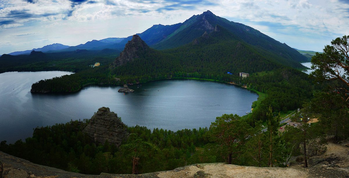 Пожар тушат на самой высокой горе Бурабая