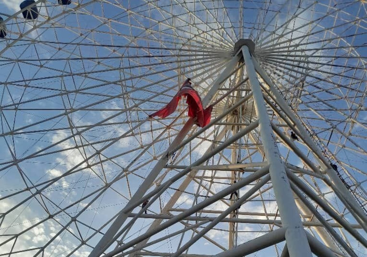 ЧП на Иссык-Куле: мужчина с ребенком влетели на парашюте в колесо обозрения