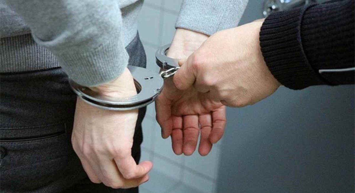 Алматыда әйелдің басын кесіп тастады деген күдікке ілінген ер адамды қамауға алу мерзімі екі айға ұзартылды
