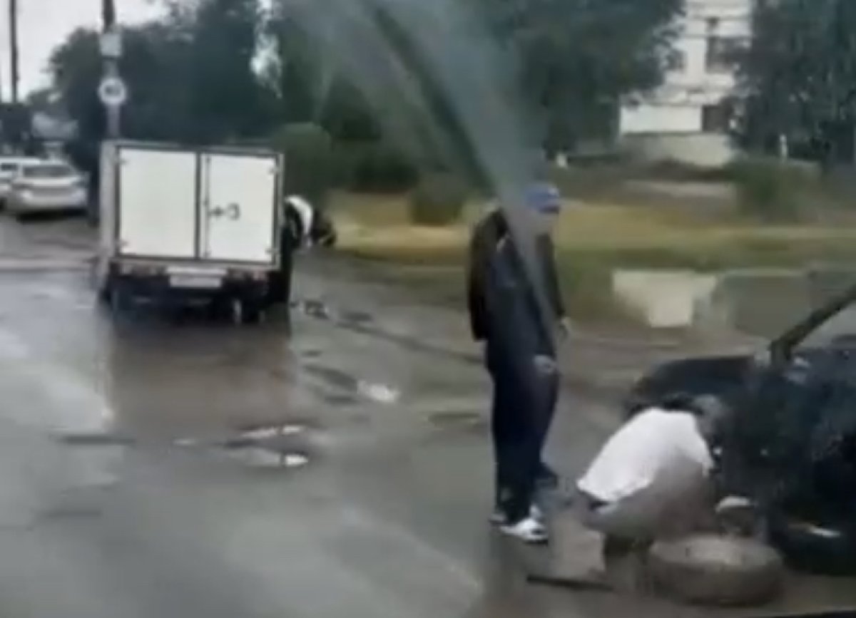 В Уральске водители массово пробивают колёса машин