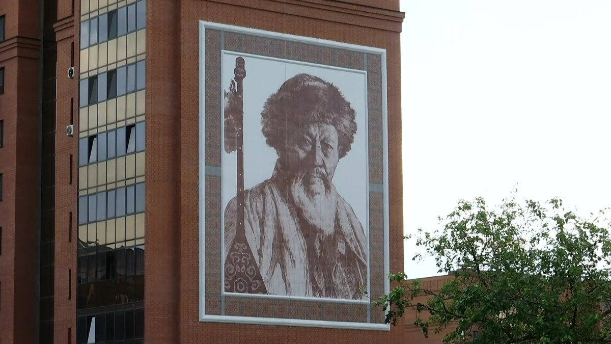 Қызылжарда көпқабатты үй сыртына Жамбыл Жабаевтың портреті салынды