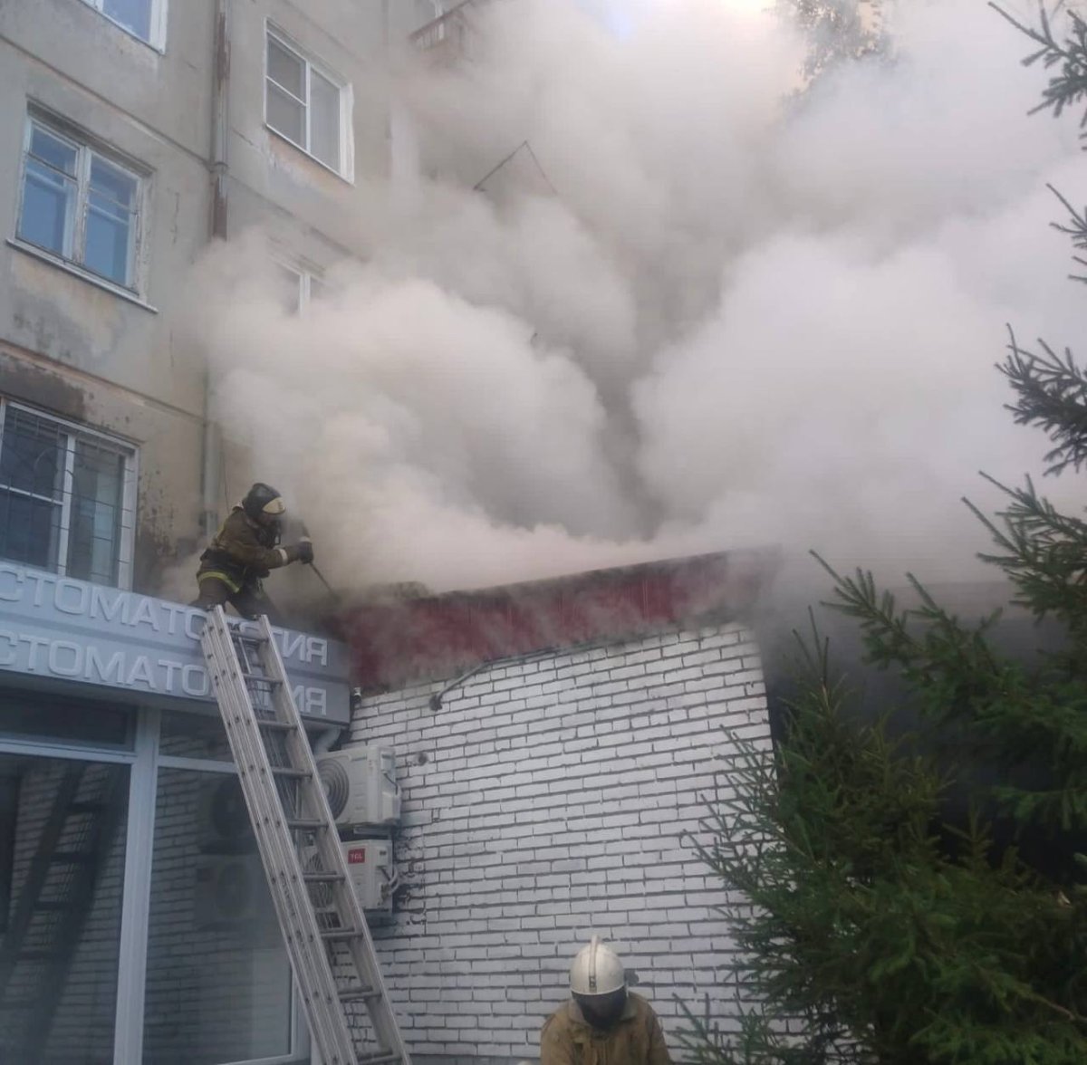 Пожар в кафе Усть-Каменогорска: десятки человек эвакуированы