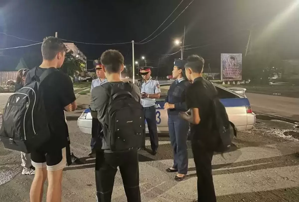 Ақмолада түн жарымында көше кезген 76 бала ұсталды, бір жасөспірімнен пышақ табылды