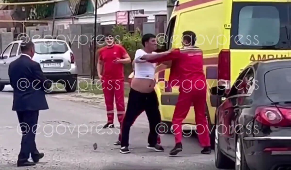 Жедел жәрдем қызметкерлерін ұрып, масаң күйде көлік айдаған азаматқа қатысты тергеу жүргізілуде