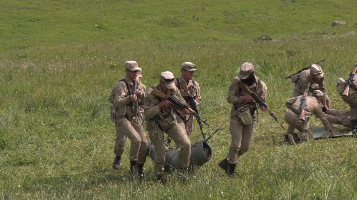 Мәжіліс депутаттары Алматы облысындағы шекара бекетінде әскери дайындықтан өтіп жатыр