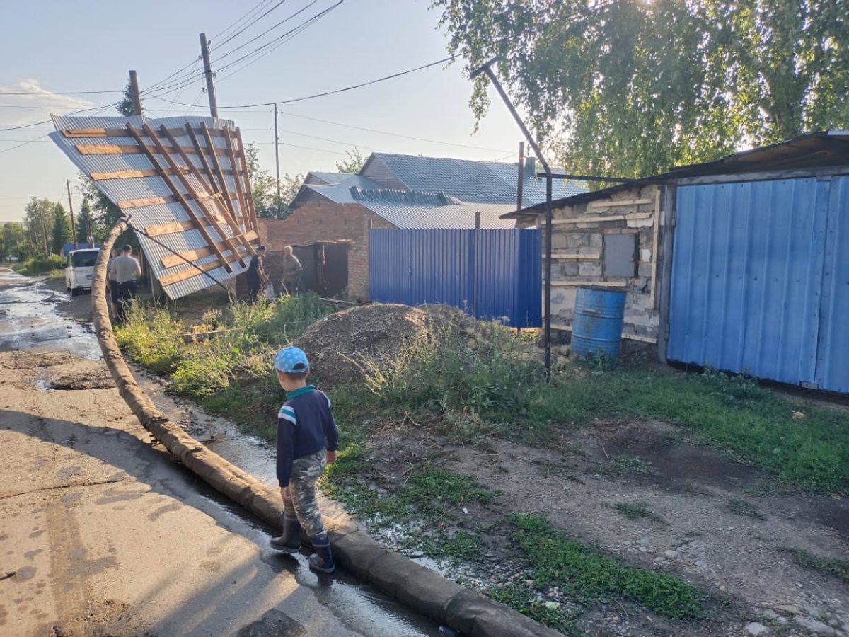 Ураган оставил без электричества 10 тысяч жителей на востоке Казахстана