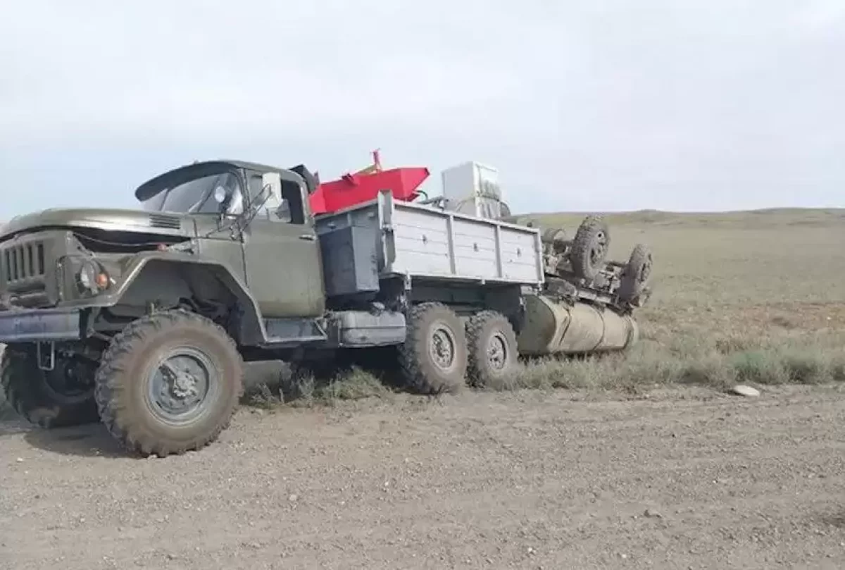 Шығыс Қазақстанда 2 тонна солярка тиеп келе жатқан жүк көлігі аударылып қалды