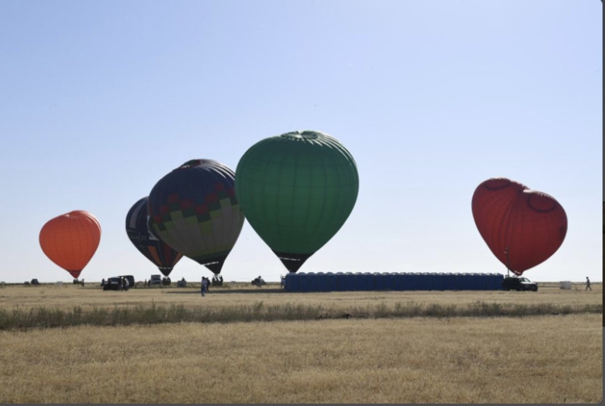 Не надо ехать в Каппадокию: фестиваль воздушных шаров проходит в Конаеве