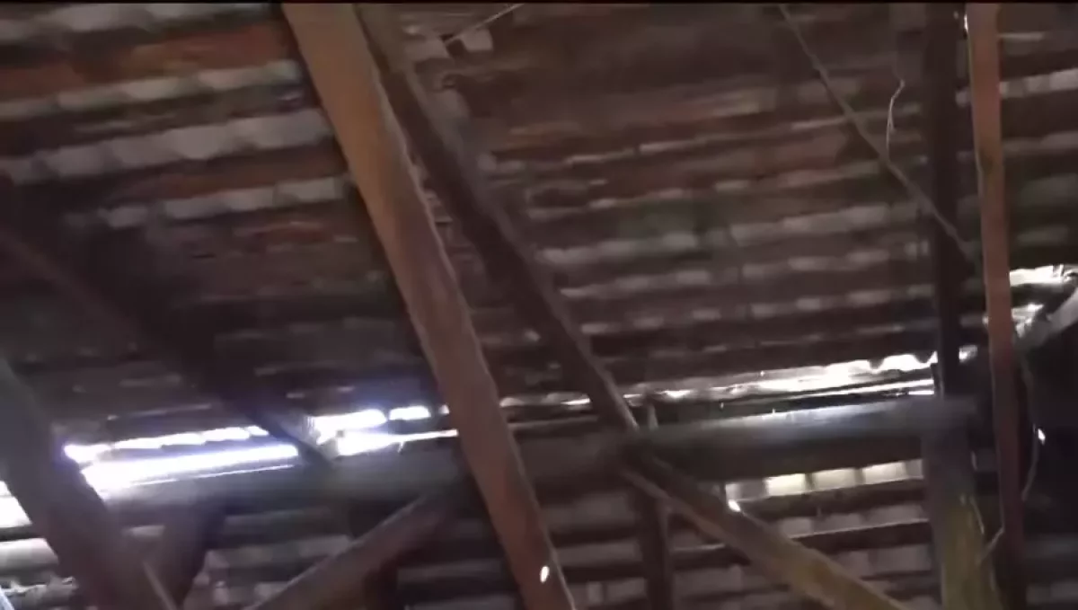 Оралда XIX ғасырдың аяғында салынған көппәтерлі үйдің төбесі опырылды