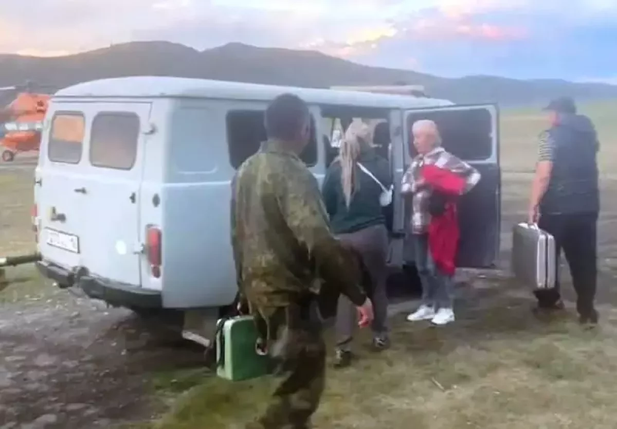 Шығыс Қазақстанда дәрігерлер тауда аттан құлаған қызды құтқаруға тікұшақпен барды